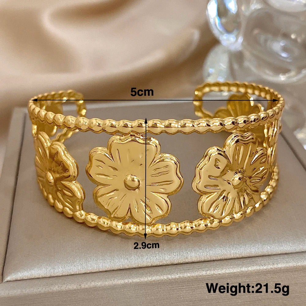 Gold Flower Hair Cuff with floral pattern, 5 cm diameter and 2.9 cm width, statement design