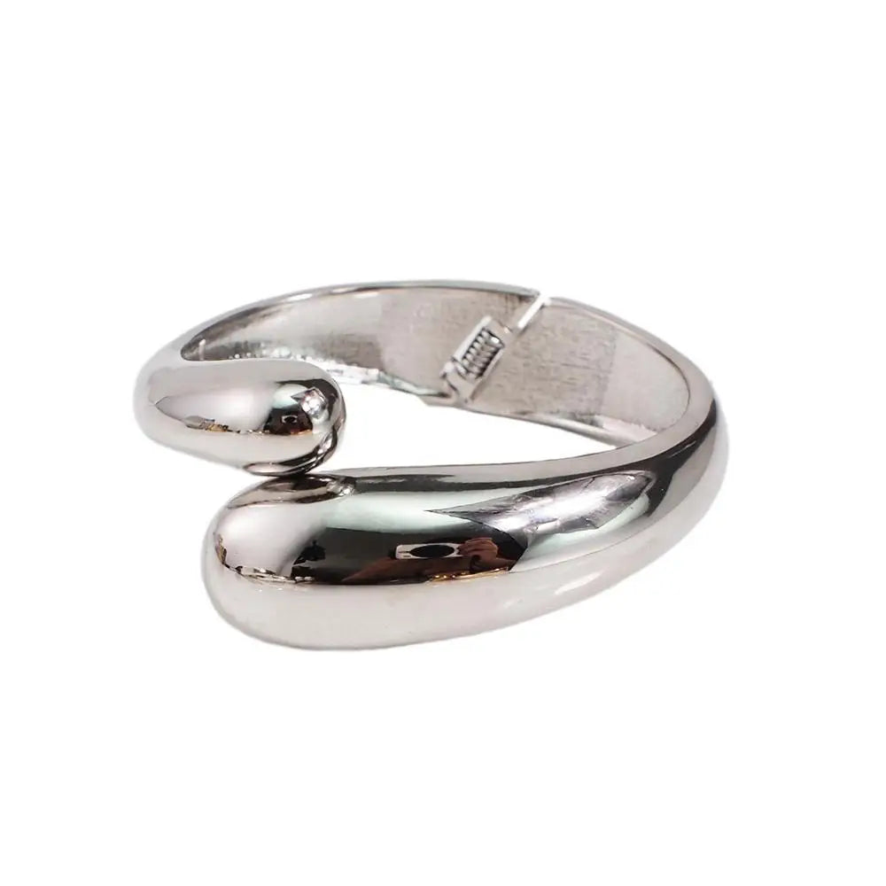 Silver sleek loc cuff with a minimalist, curved design. A non-damaging hair accessory for styling dreadlocks and Sisterlocks.