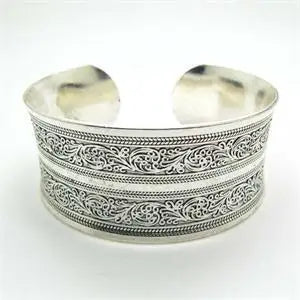 Beautifully crafted vintage cuff bracelet for women with ornate detailing and an open-ended design. Perfect for adding a touch of elegance.