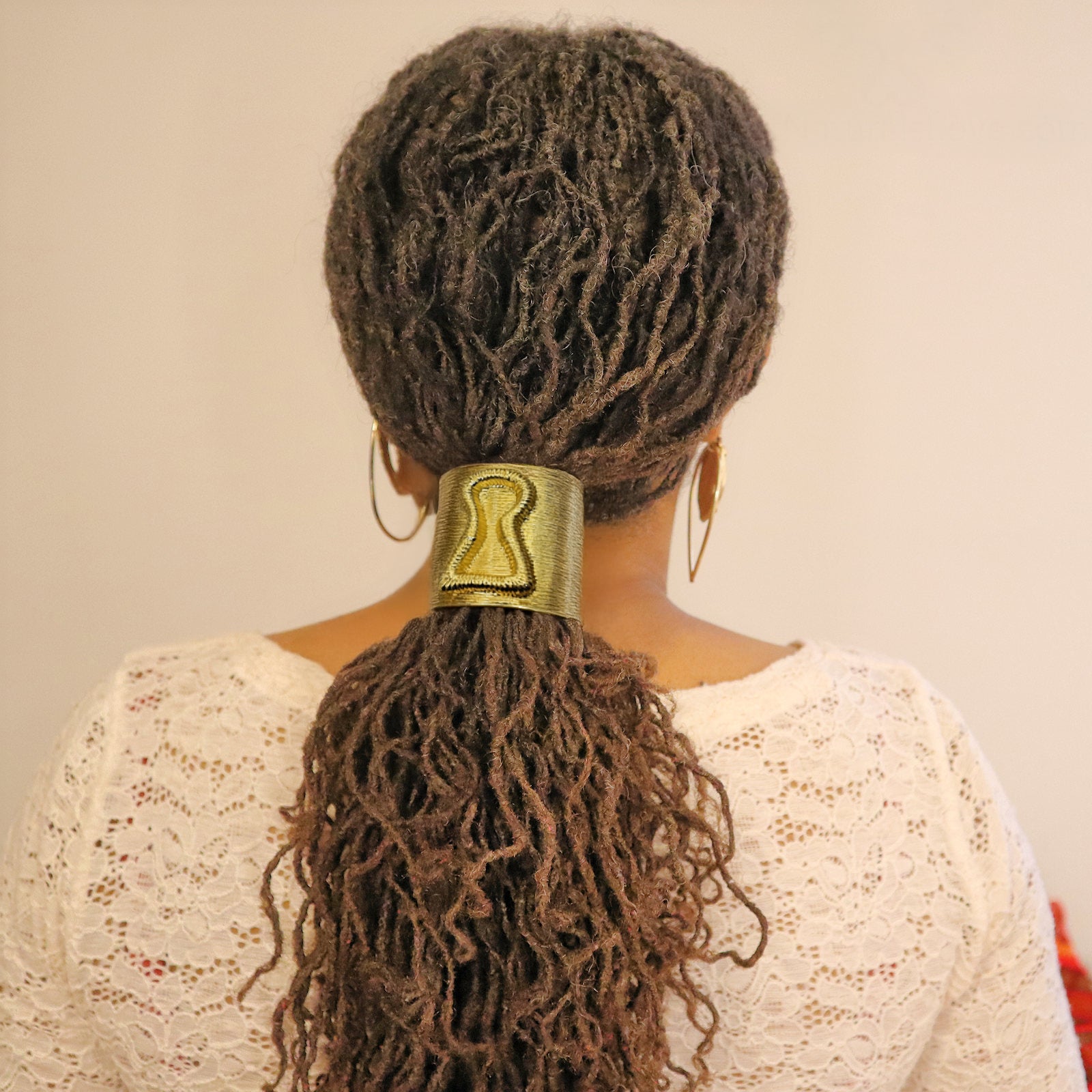 Exaggerated Gold Keyhole Hair Cuff – Wide Fashion Statement Piece