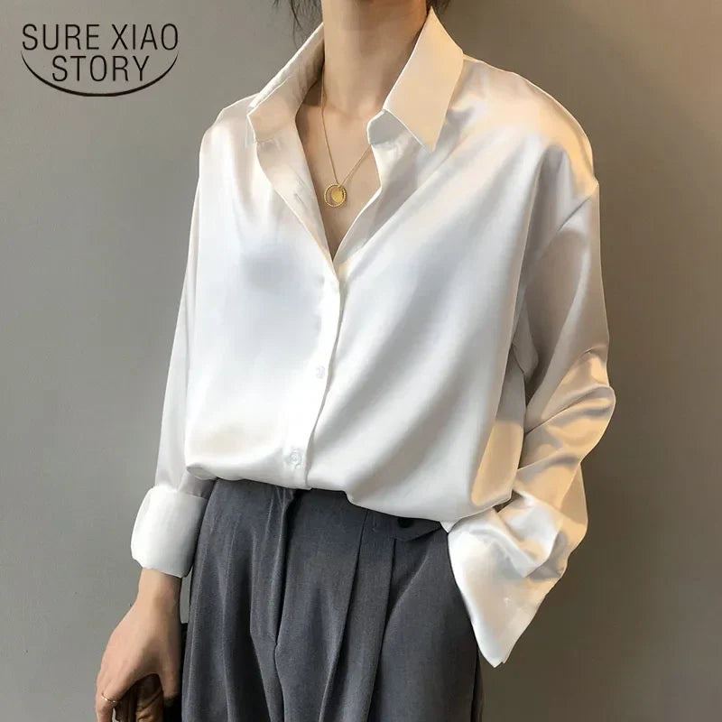Elegant satin blouse in silk white with long sleeves, perfect for professional and casual wear. Features a relaxed fit for ultimate comfort.
