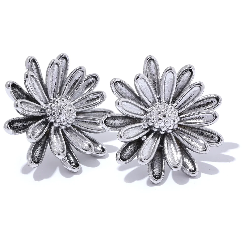 Silver stainless steel flower stud earrings with intricate petal details, perfect for women’s fashion jewelry. Elegant button stud earrings for any occasion.