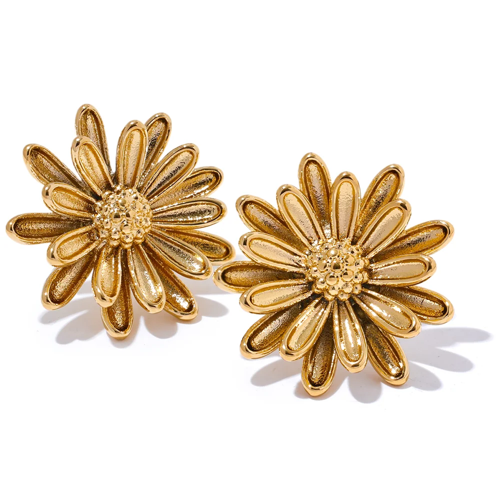 Gold stainless steel flower stud earrings with intricate petal details, perfect for women’s fashion jewelry. Elegant button stud earrings for any occasion.