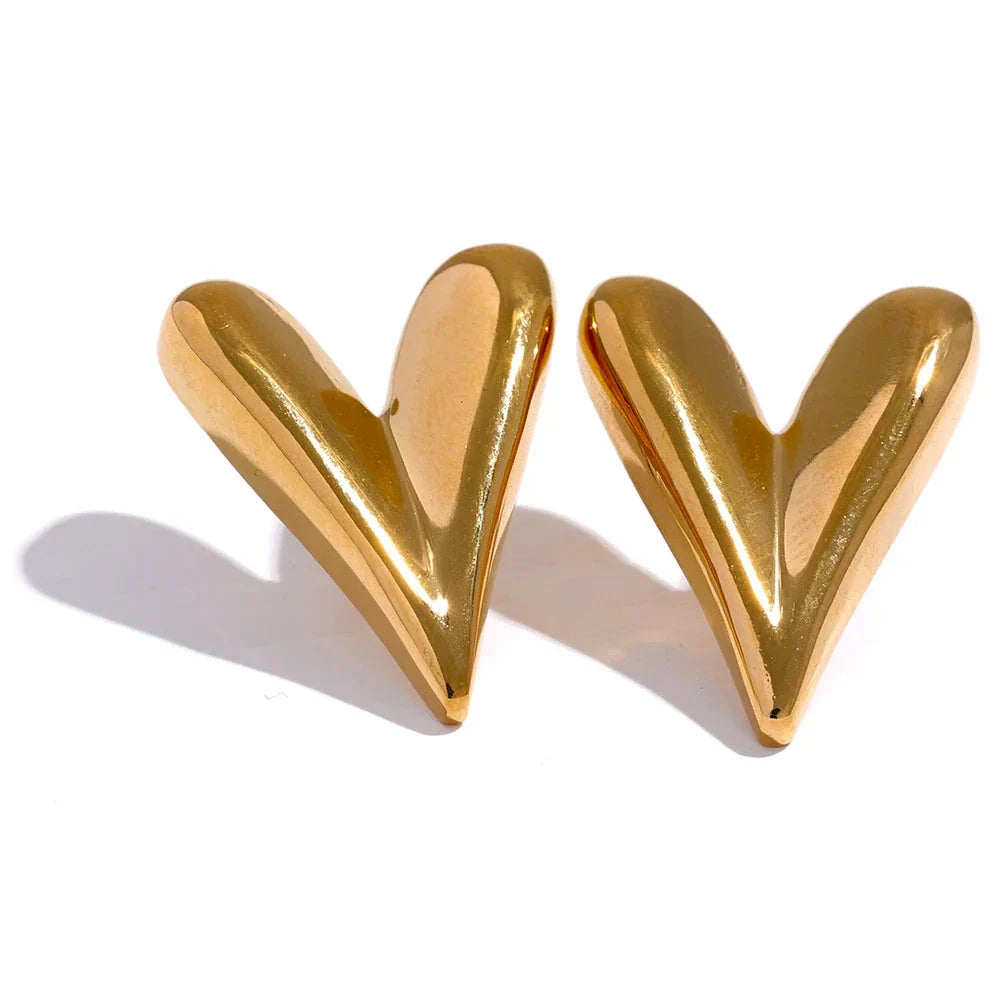 Gold stainless steel heart stud earrings with a modern, asymmetrical design. Elegant and stylish jewelry piece for women, perfect for any occasion.