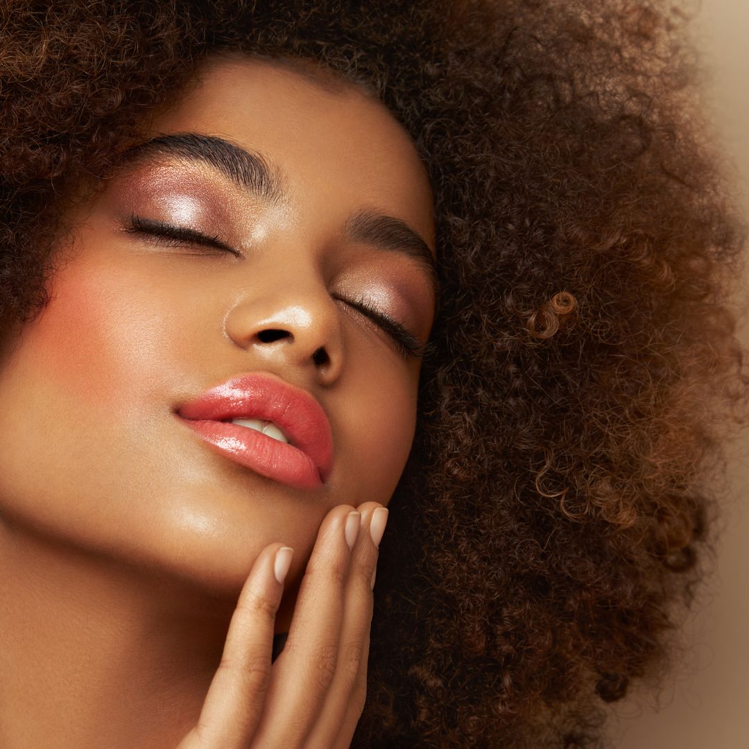 Pink detangling brush with a breathable design. Ideal for curly and 4C hair, reducing breakage and ensuring smooth, tangle-free styling.