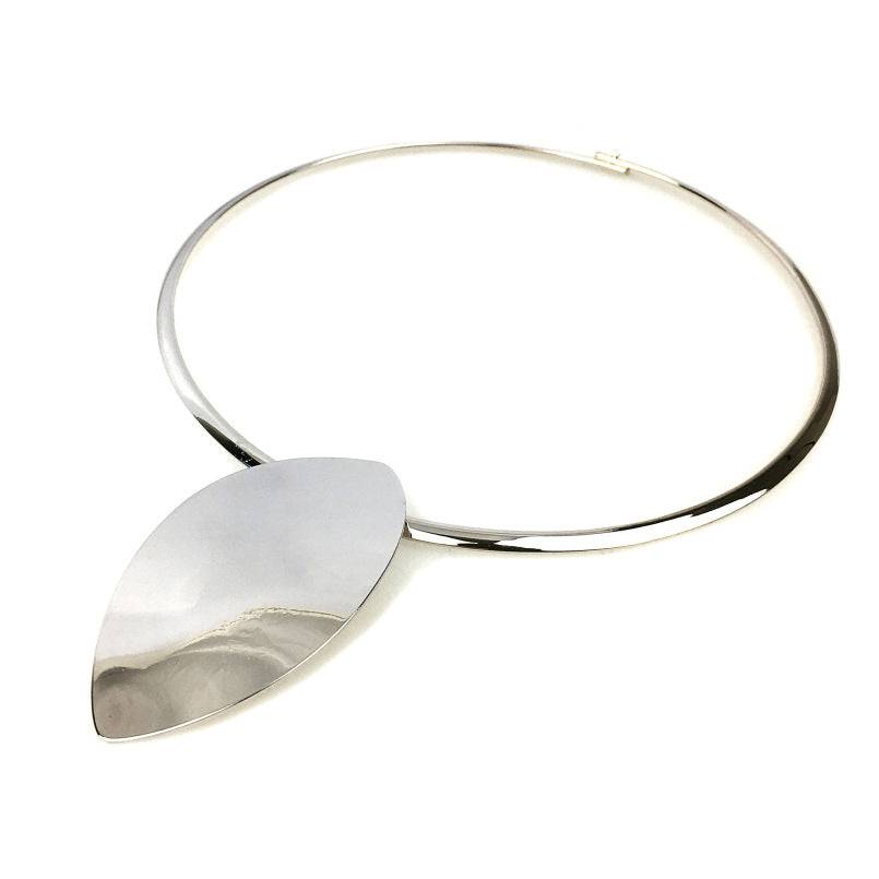 Silver Outstanding Oval choker necklace with a sleek, polished finish. A timeless jewelry piece, perfect for Memorial Day 2024 styling.