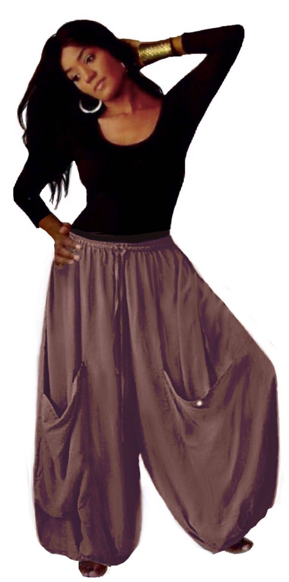 Taupe-colored wide-leg gauchos pants with an elastic waist, drawstring, and big pockets, ideal for a comfortable and fashionable outfit.