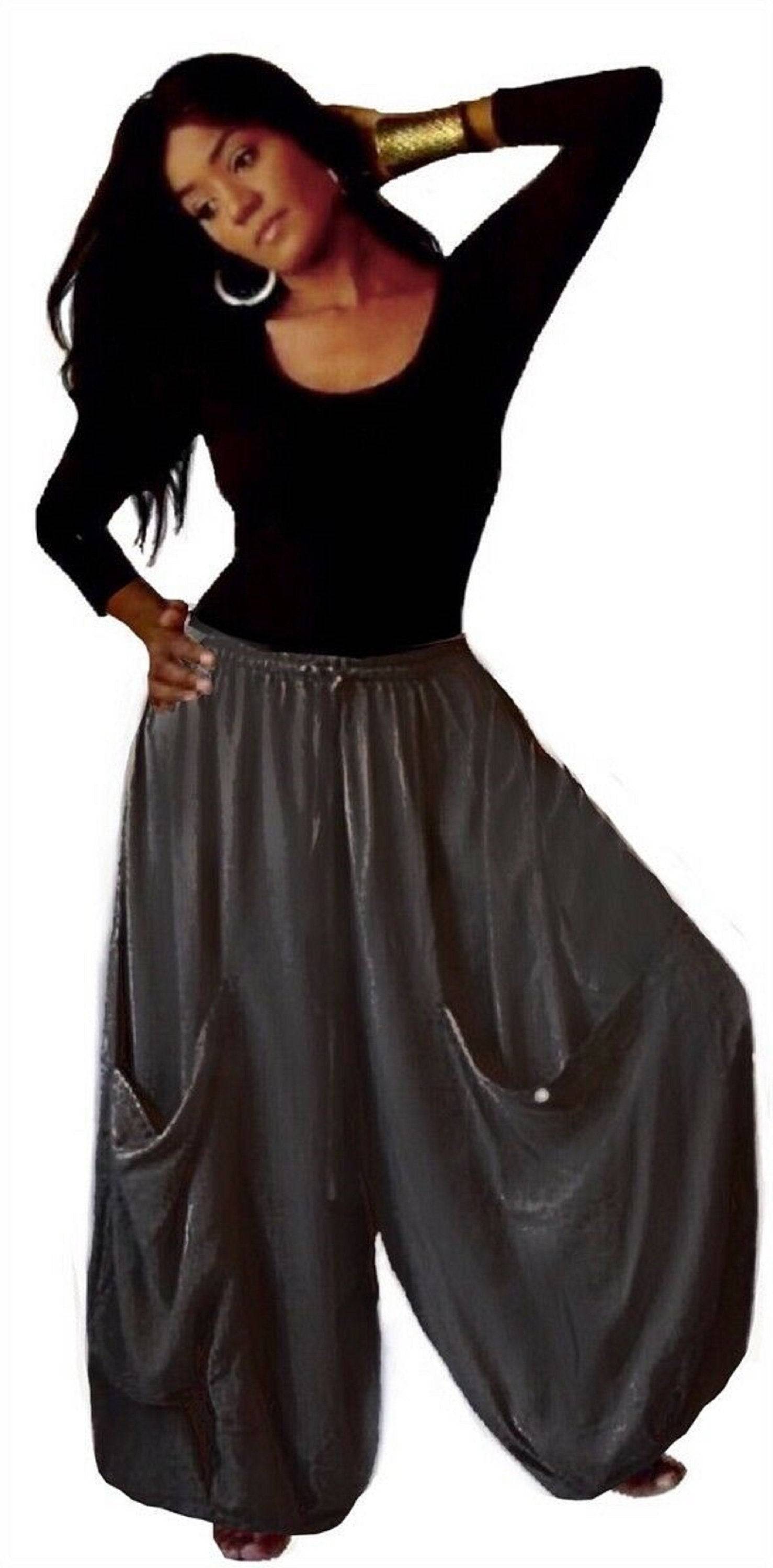 Dark gray elastic waist wide-leg gauchos pants with drawstring and big pockets, perfect for a stylish and relaxed everyday outfit.