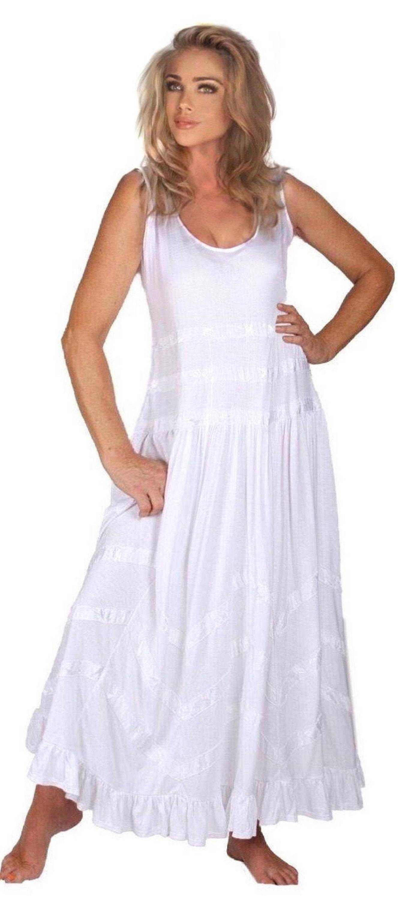 White vintage jersey maxi dress with stretch fabric and zig-zag trim. Elegant and breathable, perfect for summer and beachwear.