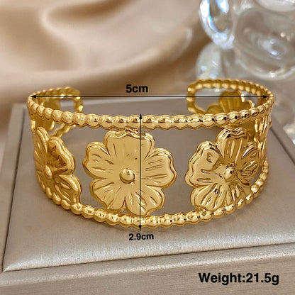 Gold Flower Hair Cuff with floral pattern, 5 cm diameter and 2.9 cm width, statement design