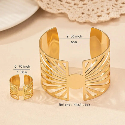 Gold geometric bracelet and matching ring with size chart showing 6 cm bracelet diameter and 1.8 cm ring height, weight 44g