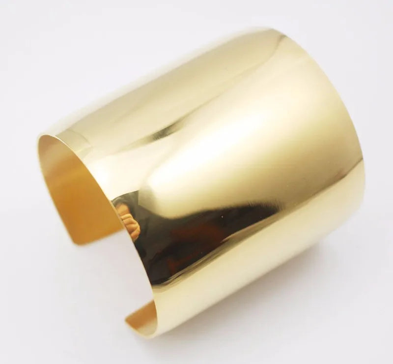 Side Vieuw of The Gold Wide 316L Stainless Steel Cuff Bracelet