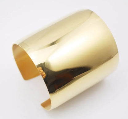 Side Vieuw of The Gold Wide 316L Stainless Steel Cuff Bracelet