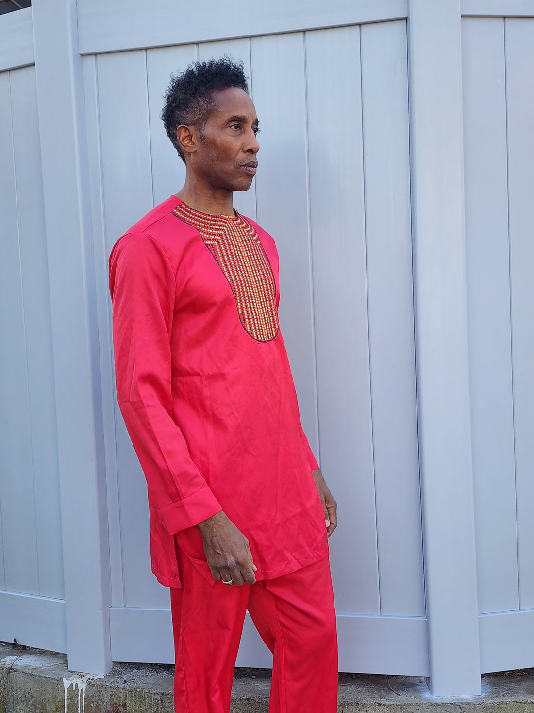 Stylish red African two-piece suit for men in XL with detailed embroidery. Ideal for traditional events and special gatherings.