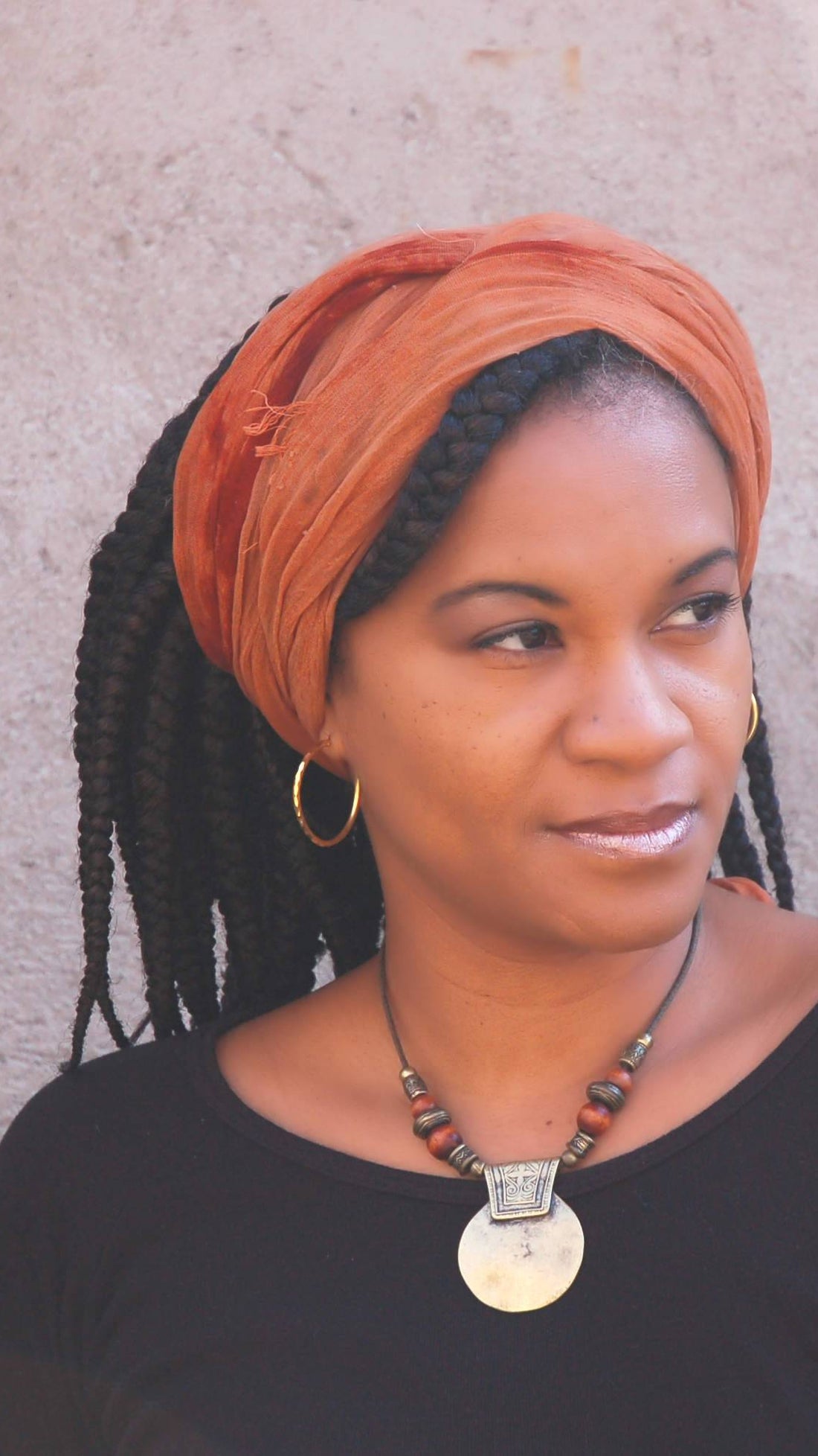 woman with trini braids using the black pre stretch braiding hair extension