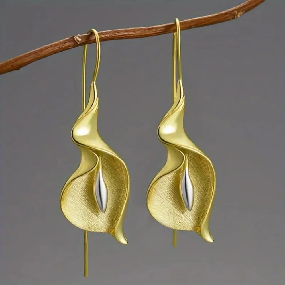 Calla Lily Flower Earrings For Women - WhatNaturalsLove.com