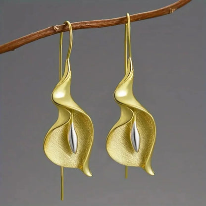 Calla Lily Flower Earrings For Women - WhatNaturalsLove.com