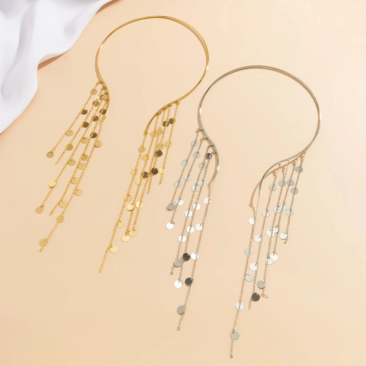 Collier ras du cou ouvert à long pompon avec perles