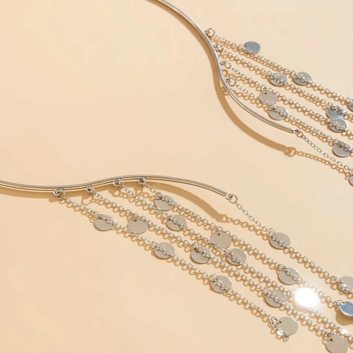 Collier ras du cou ouvert à long pompon avec perles