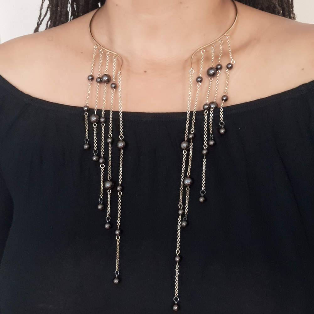 Collier ras du cou ouvert à long pompon avec perles