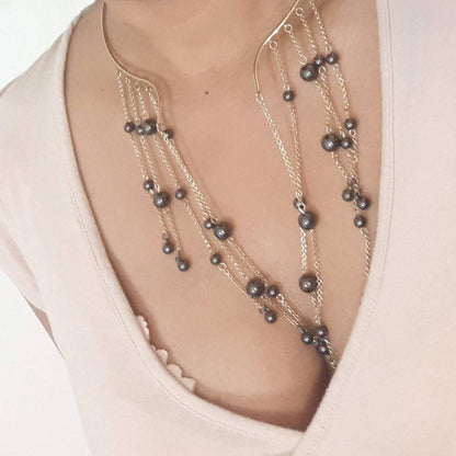Collier ras du cou ouvert à long pompon avec perles