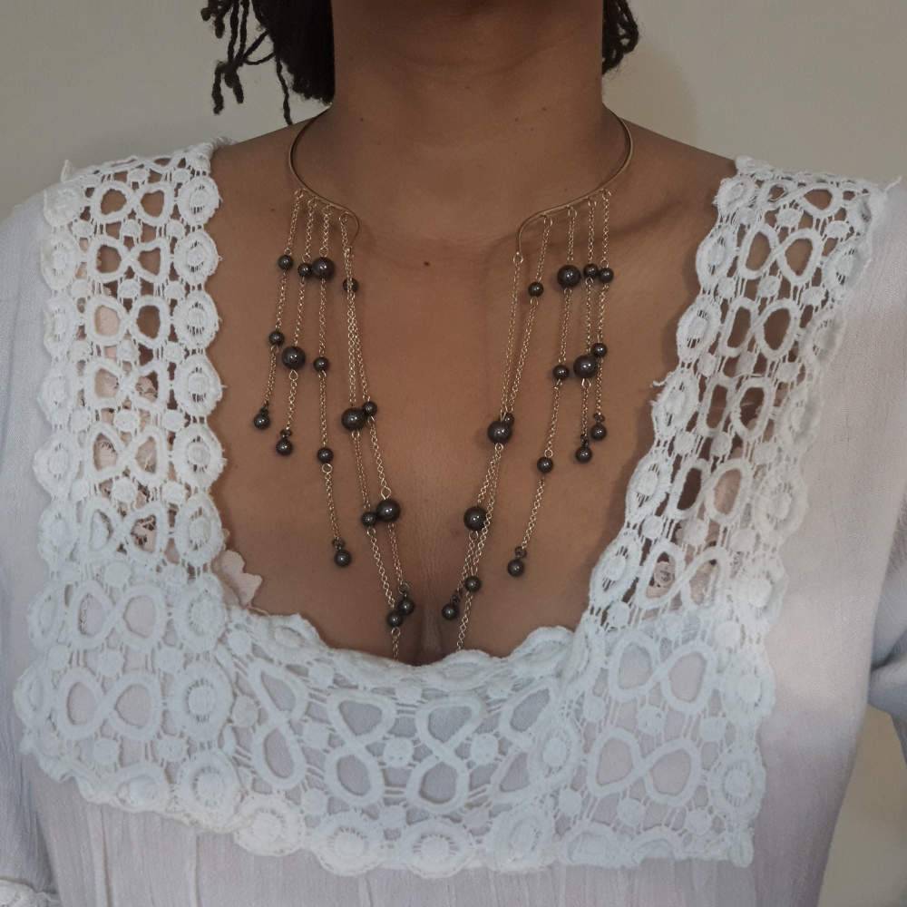 Collier ras du cou ouvert à long pompon avec perles