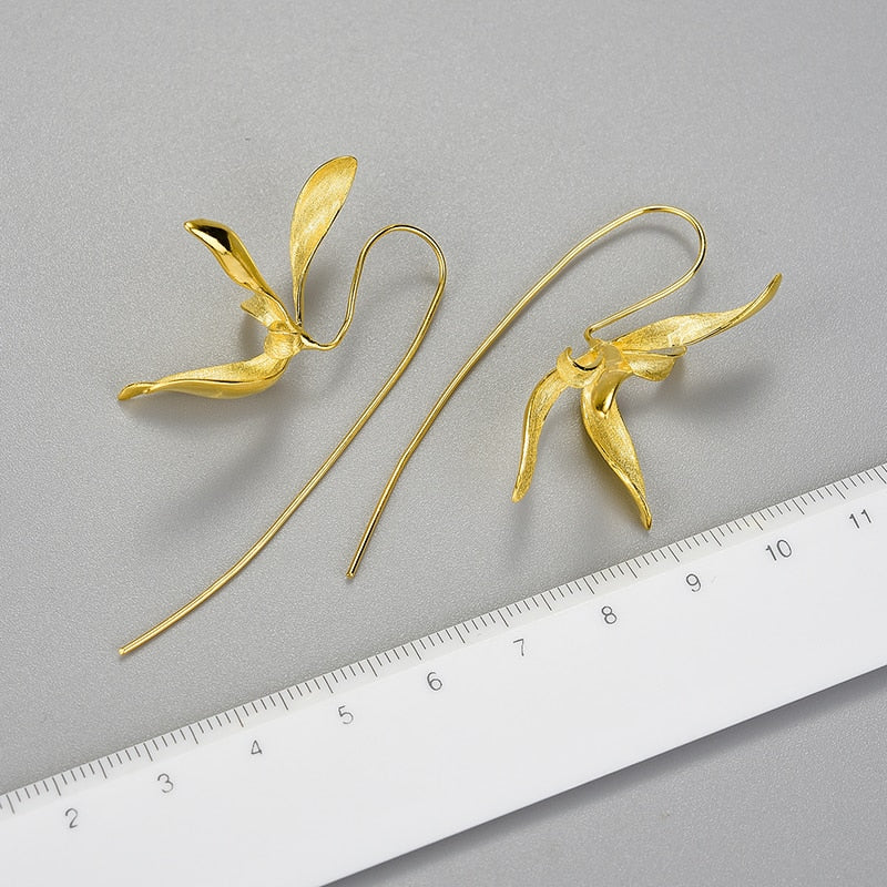 Mooie grote orchidee gouden bloem oorbellen