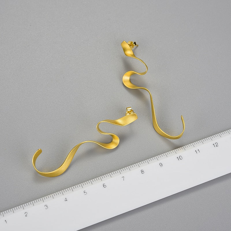 Gouden spiraal gebogen lange oorbellen