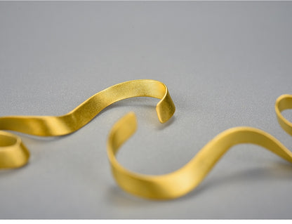 Gouden spiraal gebogen lange oorbellen