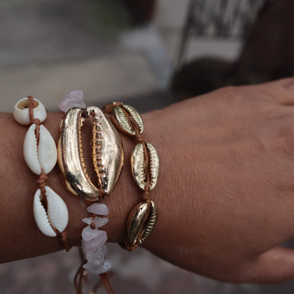 White cowrie shell bracelet - Gold plated chain bracelet - Zoisite bead -  Afrikrea