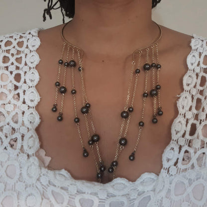 Collier ras du cou ouvert à long pompon avec perles